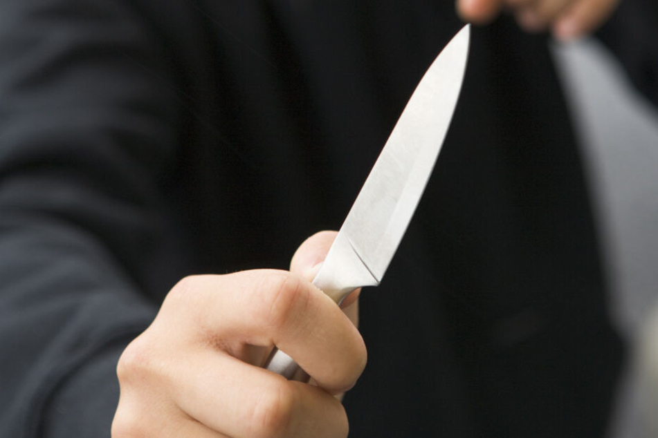 Mit einem Messer ging der Mann auf den Hundebesitzer los. (Symbolbild)