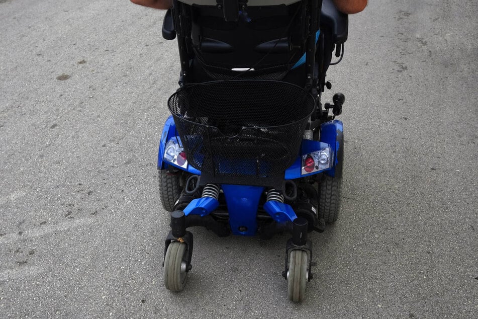 Die Polizei hat der Frau im Krankenfahrstuhl von der Straße geholfen. (Symbolfoto)