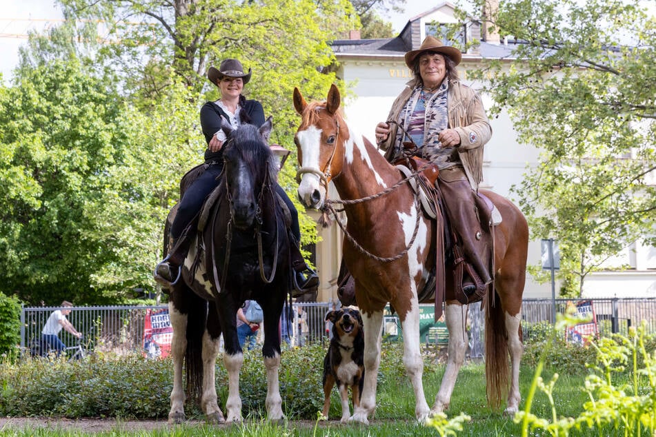 Sind bei den Festtagen mit dabei: Juliette Singer und Andrea Seidel (r) samt ihren Westernpferden Smokey und Shorty.