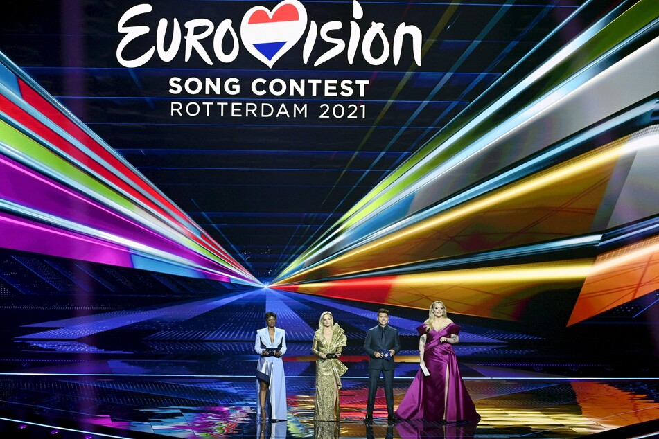 Die Moderatoren Edsilia Rombley (43), Chantal Janzen (42), Jan Smit (35) und Nikkie de Jager (27, v.l.n.r.) moderieren am Samstag das große Finale des 65. Eurovision Song Contests in Rotterdam.