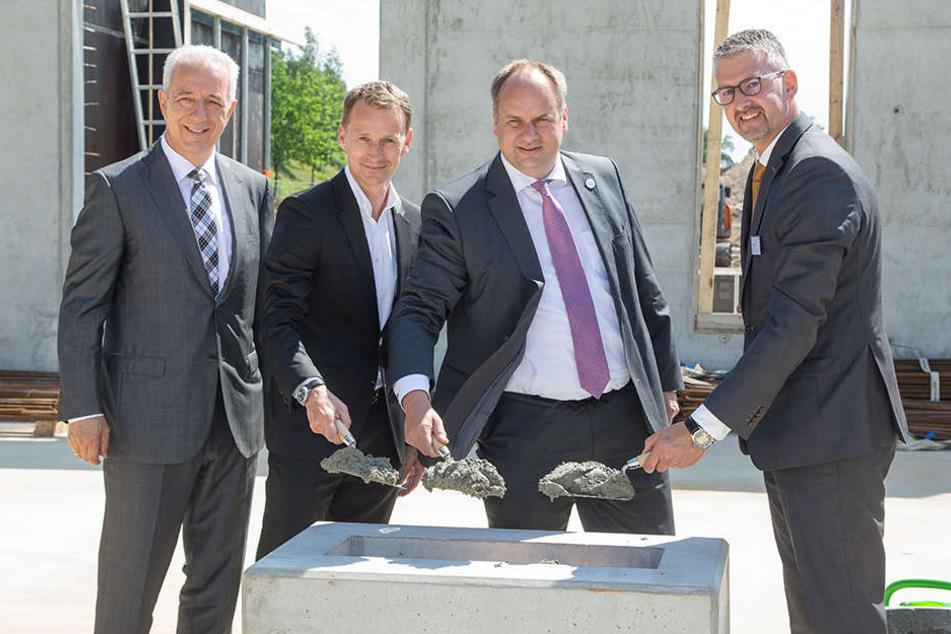 Am Montag legten Ministerpräsident Stanislaw Tillich (l.) und OB Dirk Hilbert (3.v.l.) den Grundstein für den neuen Firmensitz.