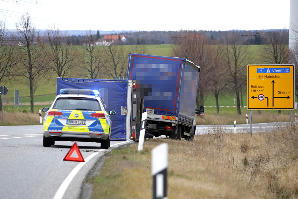 Auf der B169 wurden zwei Lkw-Anhänger umgeweht.