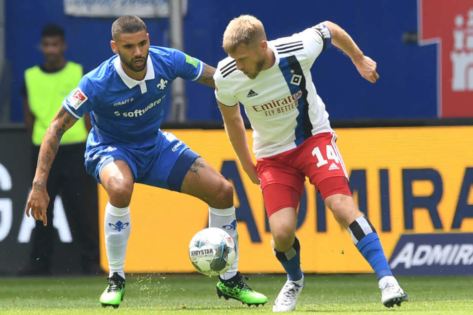 Aaron Hunt schirmt den Ball vor Gegenspieler Victor Palsson ab.