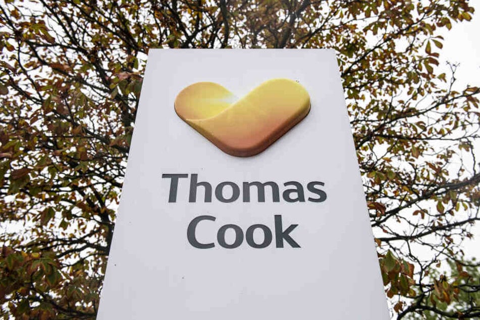 Ein Schild mit dem Logo des insolventen, britischen Reiseveranstalters Thomas Cook steht vor Zentrale des deutschen Ablegers.
