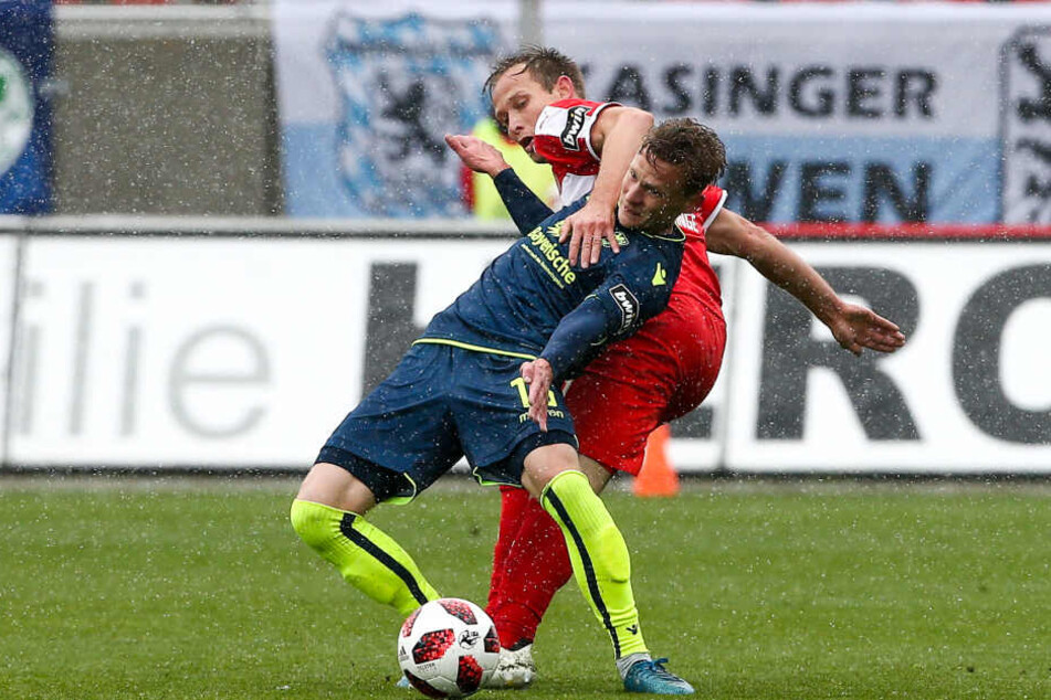 Rene Lange (l.) im Zweikampf mit Benjamin Kindsvater.