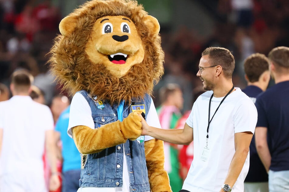 Löwen-Freude: CFC-Sportchef Chris Löwe und das CFC‑Maskottchen fiebern dem Spitzenspiel entgegen.