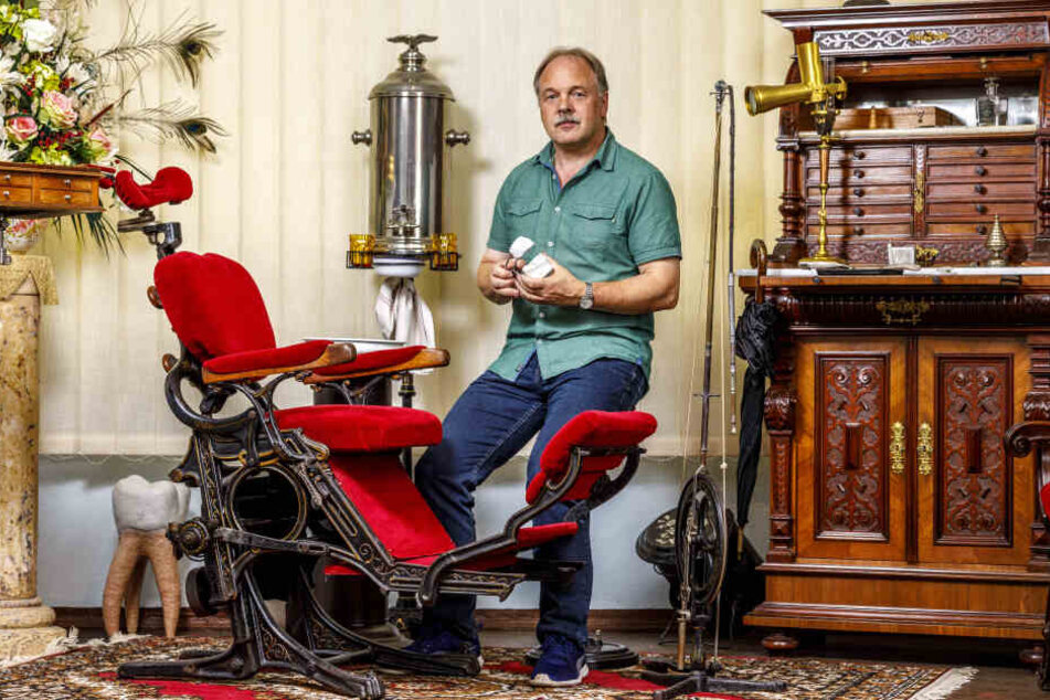Andreas Haesler (58) hat das Dentalhistorische Museum gegründet. Er sammelt und sucht alle Stücke in seiner Freizeit zusammen, kümmert sich um die Ausstellung und arbeitet "nebenbei" als Zahntechniker.