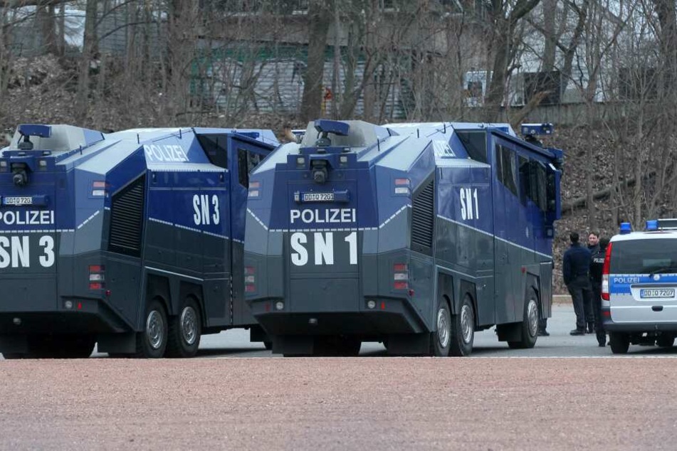 Auf dem Hartmannplatz standen zwei Wasserwerfer parat.