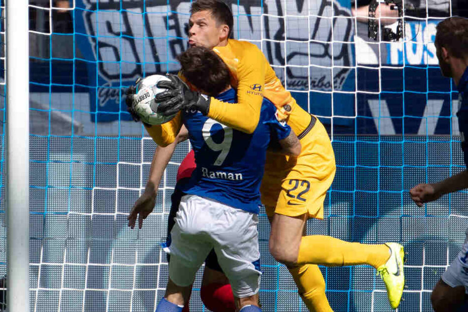 Enge Partie: Herthas Torwart Rune Jarstein hält den Ball fest und umarmt Benito Raman.