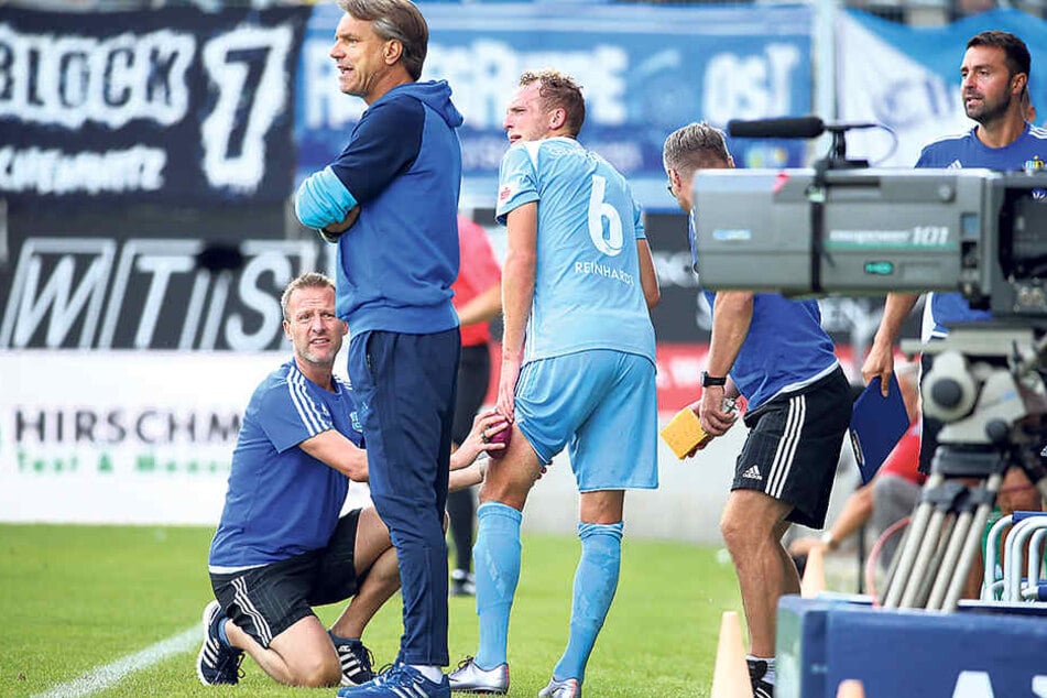 Julius Reinhardt (Nummer 6) steht nicht nur sinnbildlich hinter seinem Trainer Horst Steffen.