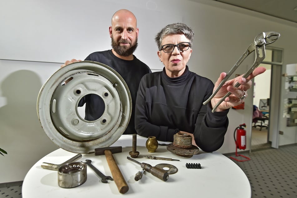 Künstler Martin Maleschka und Kuratorin Agnieszka Kubicka-Dzieduszycka (56) suchen Gegenstände aus Chemnitzer Garagen für eine Ausstellung.
