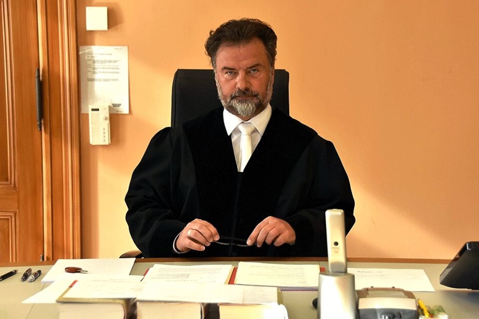 Richter Andreas Behrens (56) blieb knallhart: Die Haftstrafe für die Mutter setzte er NICHT zur Bewährung aus.