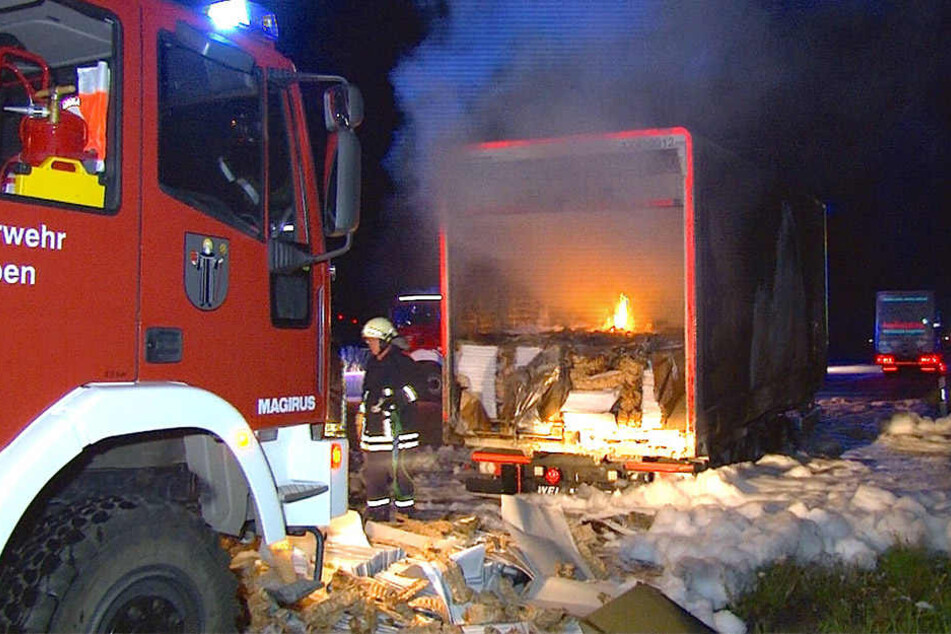 Aus bisher ungeklärter ging der Anhänger des Lkw's plötzlich in Flammen auf!