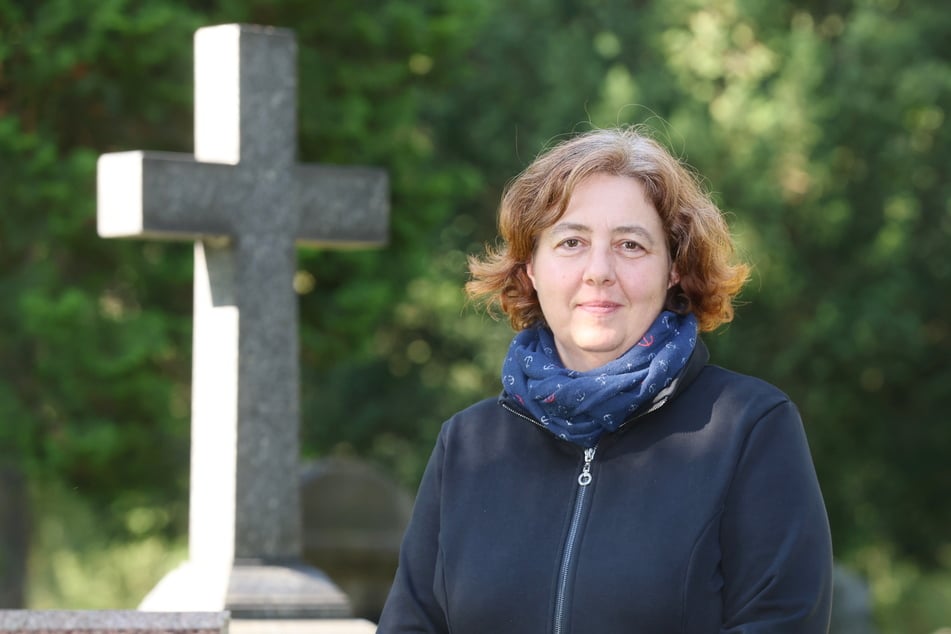 "Es gibt so viele besondere Bäume und Denkmäler auf Friedhöfen. Das nehmen Menschen im Trauerfall natürlich nicht so wahr", erklärt Friedhofsverwalterin Beatrice Teichmann (49).