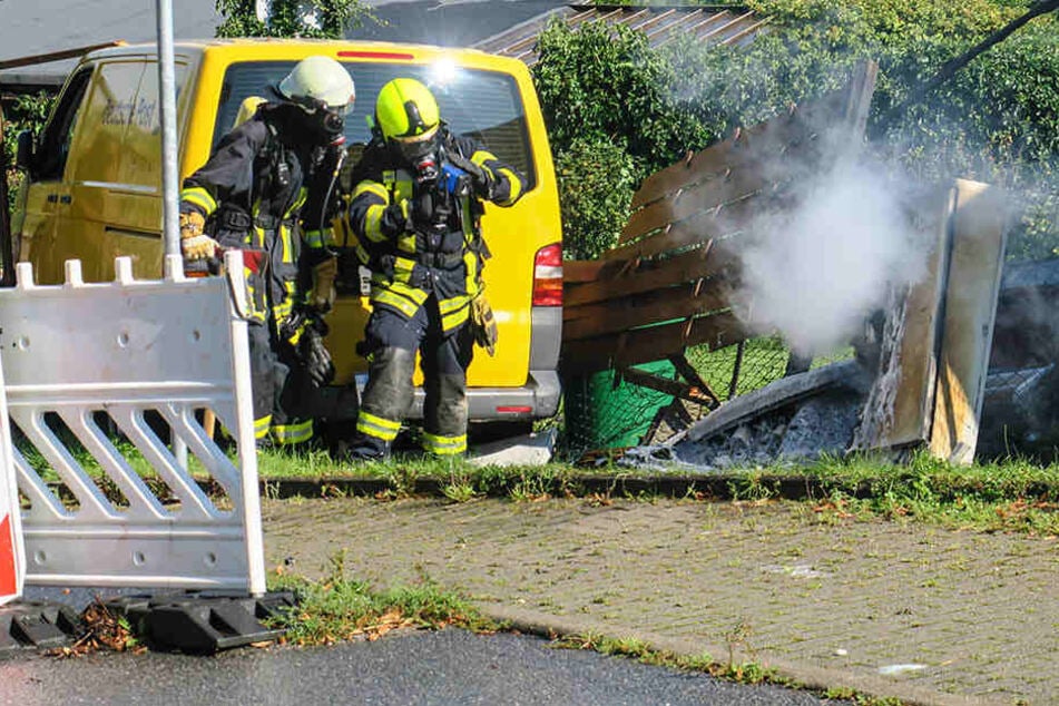 Der Stromkasten fing durch die Kollision Feuer.