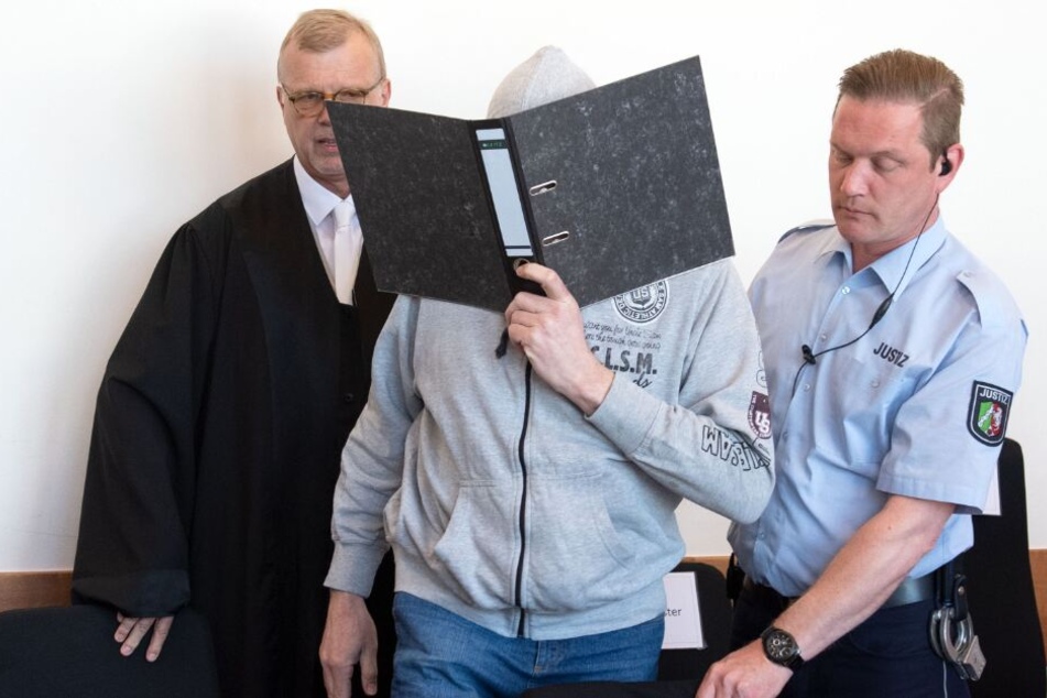 Andreas V. (m.) muss sich vor Gericht wegen hundertfachen Missbrauch von Kindern verantworten.