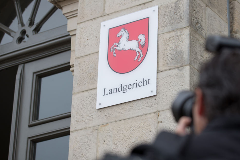 Vor dem Landgericht in Osnabrück müssen sich die fünf Männer verantworten.