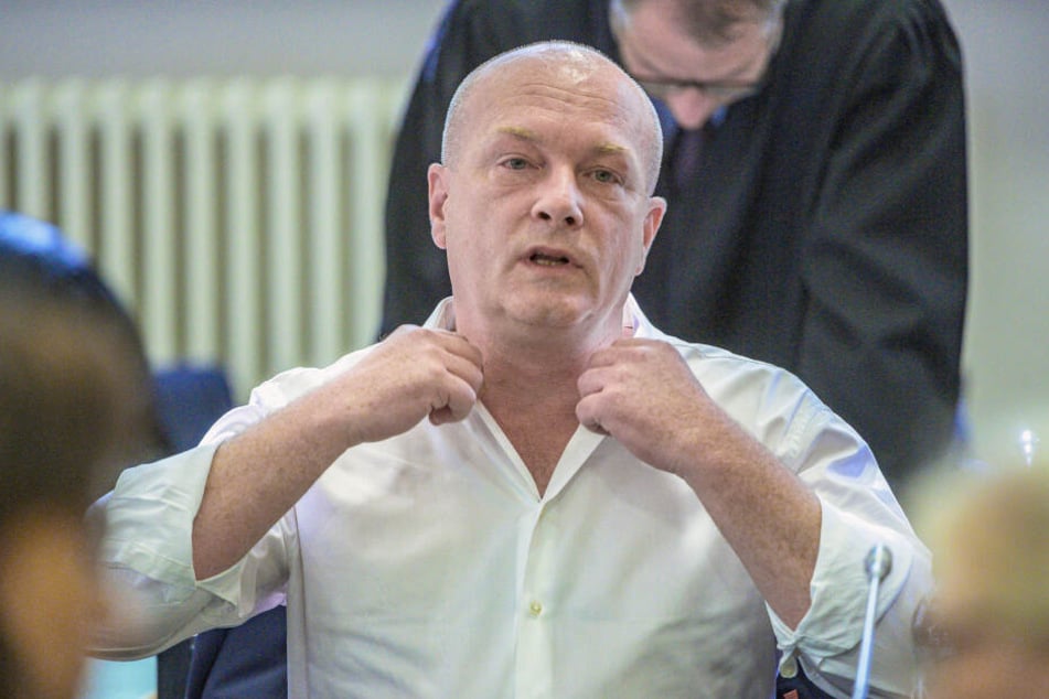 Der in einem Korruptionsprozess angeklagte suspendierte Regensburger Oberbürgermeister Joachim Wolbergs sitzt im Verhandlungssaal im Landgericht.