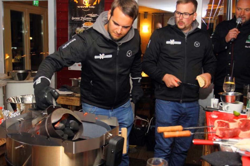 Wer gewinnen will, muss vorher den Grill ordentlich anheizen. Die "Sizzlebrothers" zeigen, wie das am besten geht.