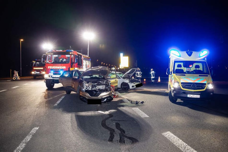 Am Mittwochabend krachten auf der Kreuzung Kamenzer Straße/ Großröhrsdorfer Straße in Radeberg zwei Autos zusammen.