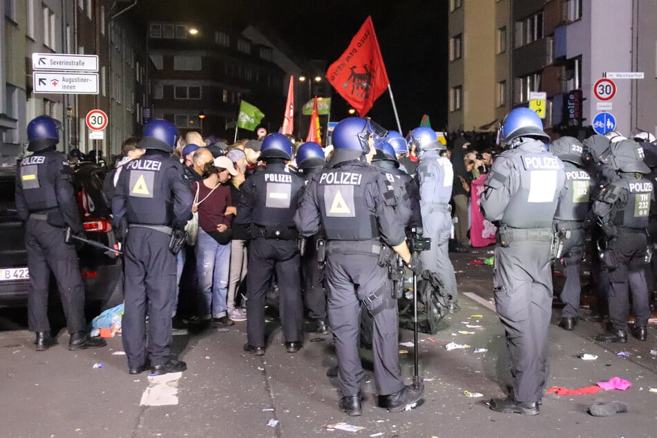 Die Polizei kesselte eine Gruppe von Aktivisten bis zum frühen Sonntagmorgen ein.