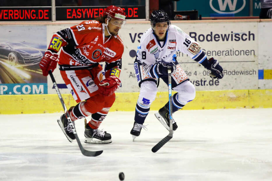 Eislöwe Tim Walther (r.) und Eispirat Patrick Pohl werden hart um die Scheibe und den Derbysieg kämpfen.