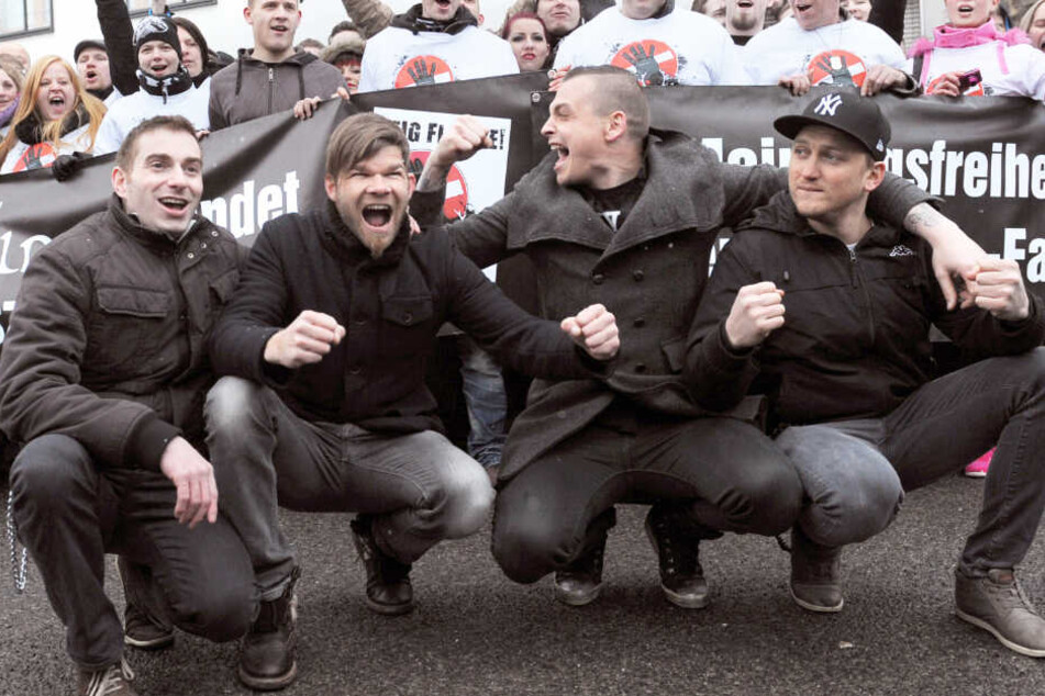 Posiert mit Fans: die Band Frei.Wild aus Südtirol. (Archivbild)