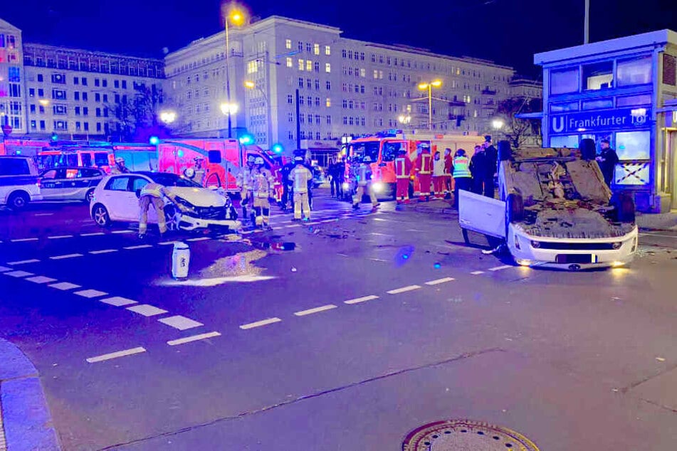 Bei einem Unfall in Berlin-Friedrichshain wurden zwei Menschen verletzt.