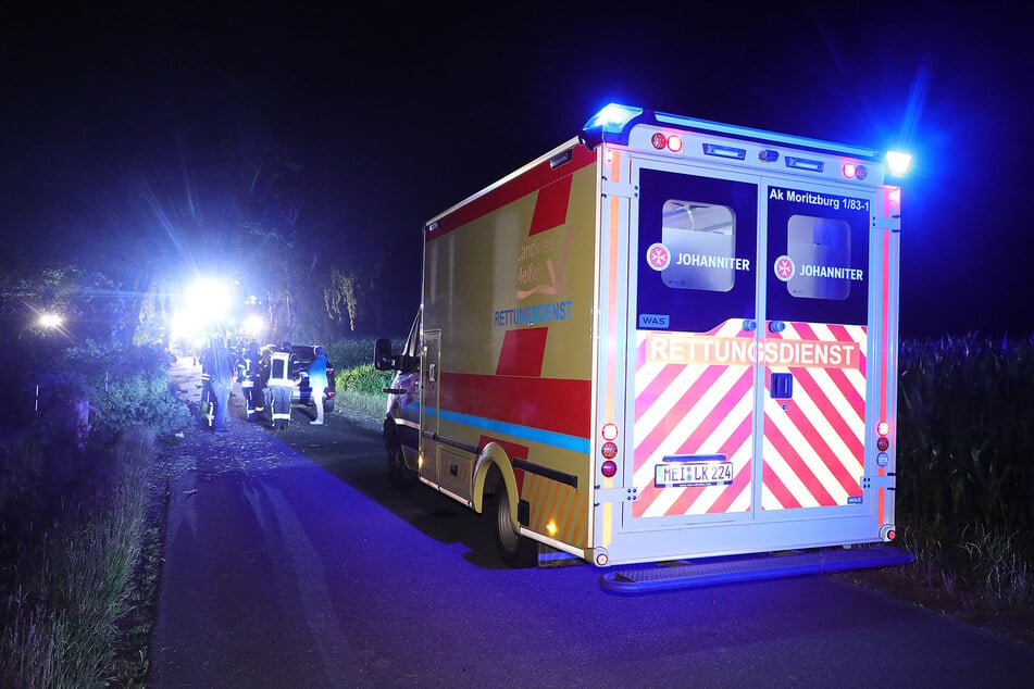 Rettungskräfte brachten die vier schwer verletzten Insassen des Fahrzeugs in Krankenhäuser.