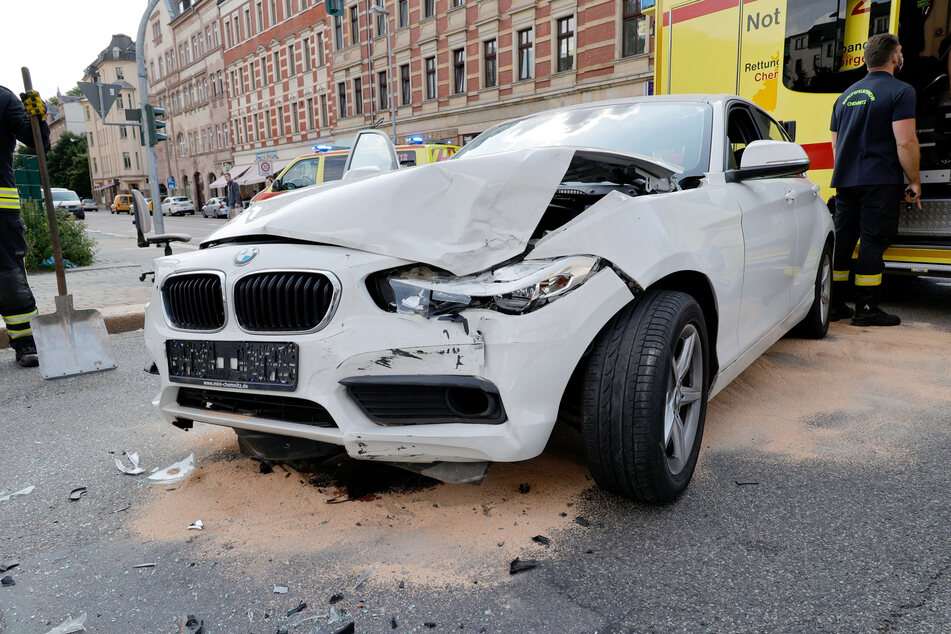 Völlig verbeult! Der BMW wurde durch den Zusammenstoß massiv beschädigt.