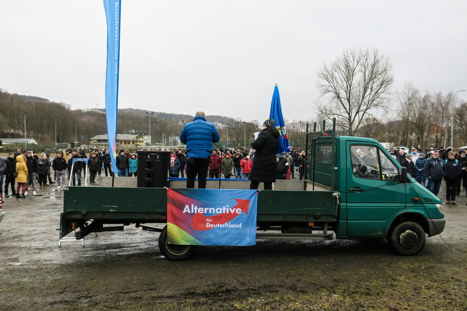 Etwa 200 Personen sind dem Aufruf der AfD in Schwarzenberg gefolgt und nahmen an der Kundgebung teil.