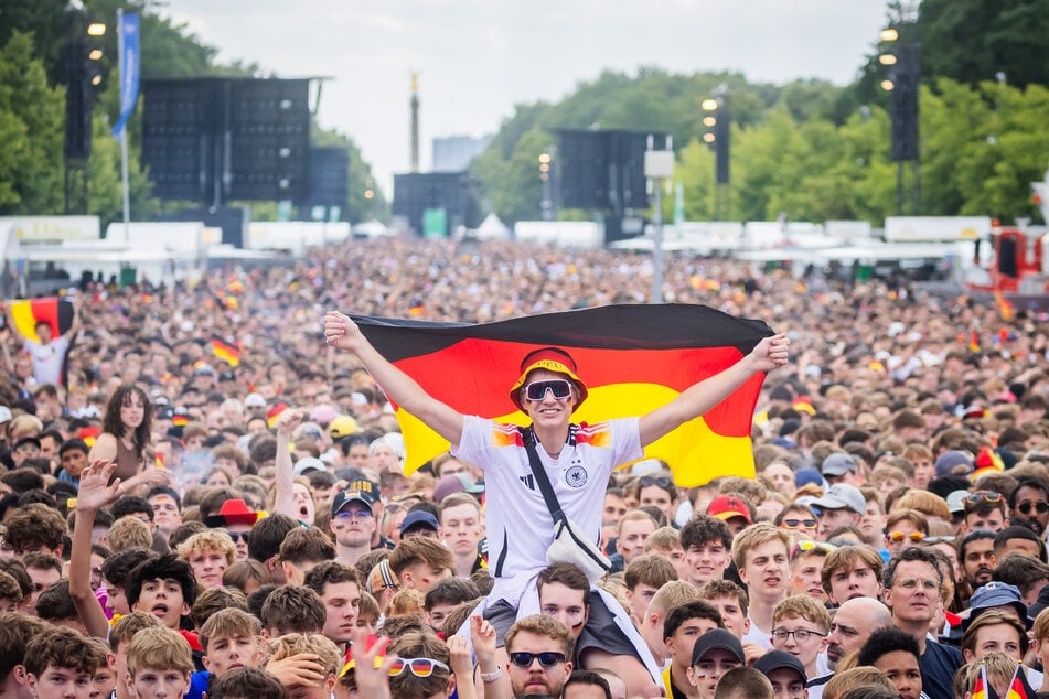 Heim-EM reloaded? Auch kommenden Sommer könnte ein kleines Fußball-Turnier wieder zig tausende Menschen auf die Straßen ziehen.