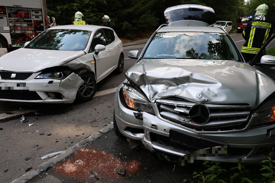 Auf der Auer Talstraße kam es zum Crash. Ein Seat und ein Mercedes knallten zusammen.