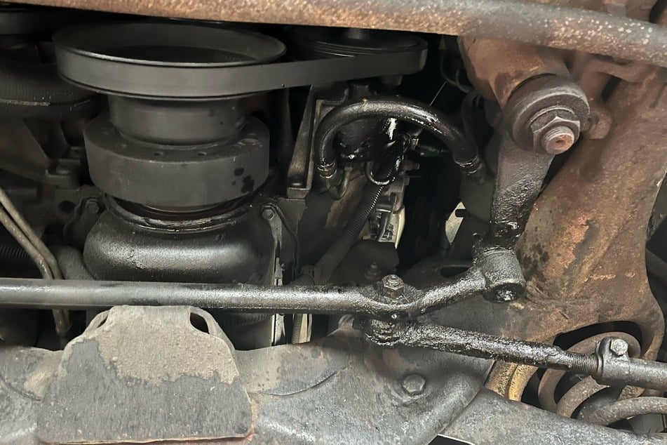 Unter der Motorhaube fand ein Prüfer mehr als 15 gefährliche Mängel.