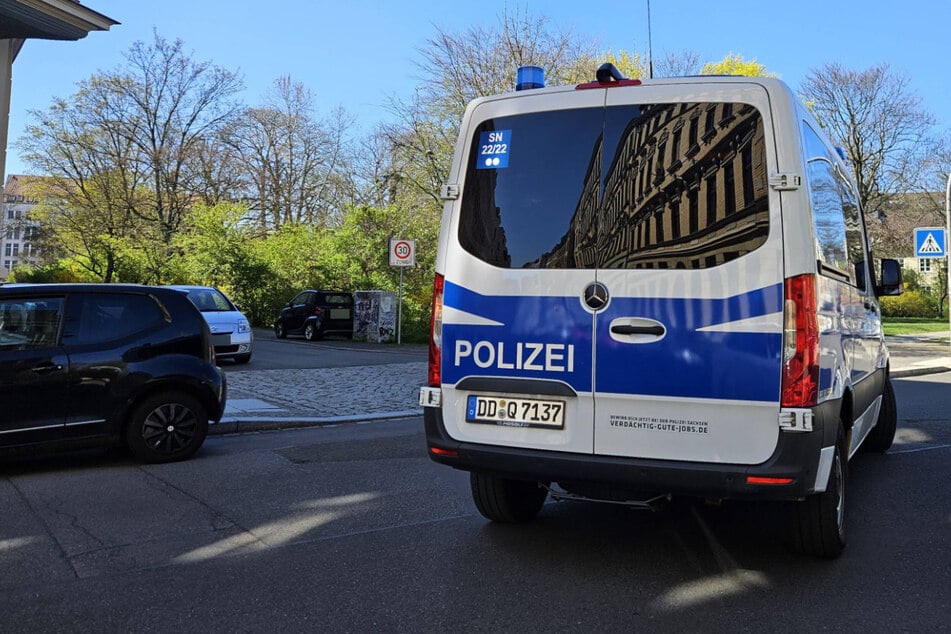 Leipzig: Polizei sucht Täter: Teenie in Leipzig wird erst sein Handy, dann sein Bargeld geklaut