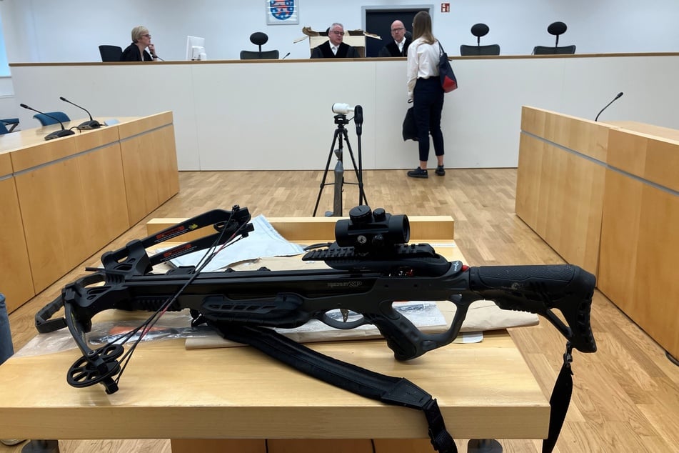Die Armbrust wurde im Gerichtssaal präsentiert.
