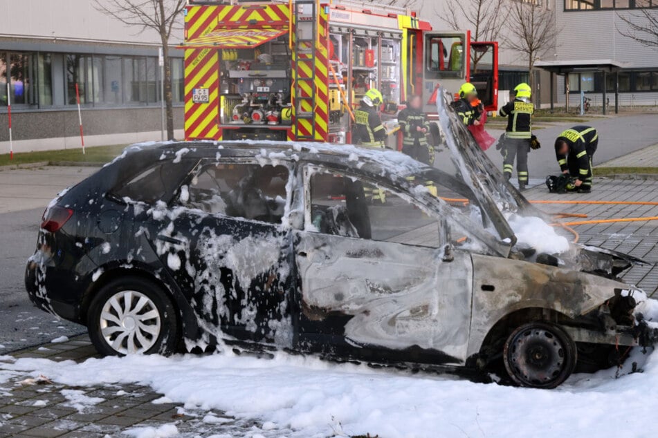 Ein Seat brannte an der Leipziger Straße komplett aus.