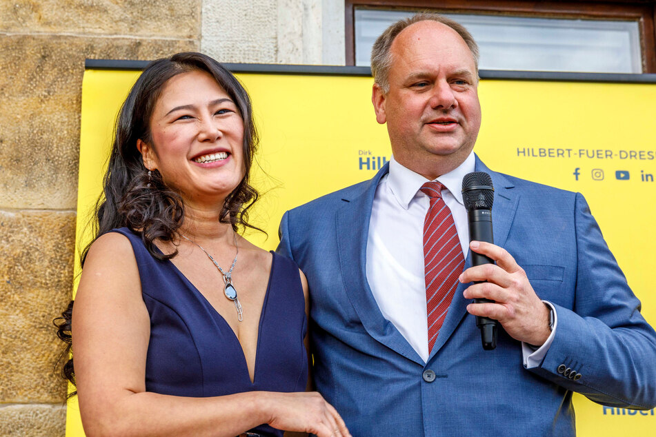 So einträchtig wie Dirk Hilbert (52, r.) und seine Frau Su Yeon Hilbert (43) hier nach der gewonnenen OB-Wahl nebeneinander stehen, ist das Verhältnis nicht mehr.