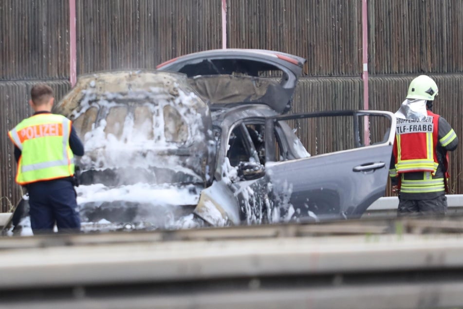 Unfall A4: Auto geht in Flammen auf: Stau auf A4 in Sachsen