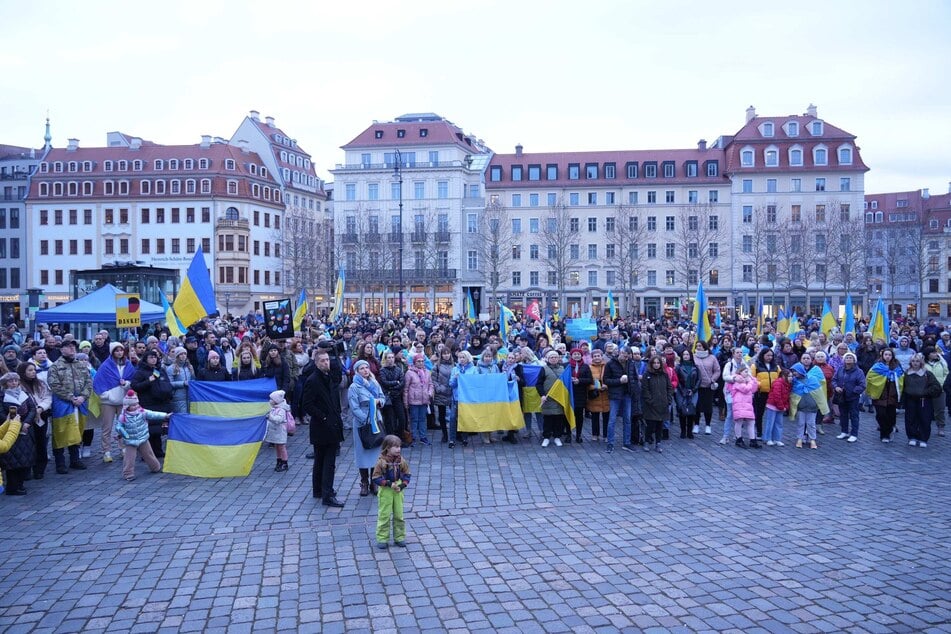 Auf dem Neumarkt versammelten sich am Montag zahlreiche Ukraine-Unterstützer.