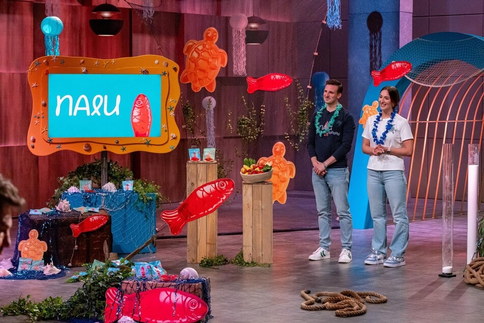 Das Hamburger Gründer-Paar Max (34) und Lisa (22) stellt bei "Die Höhle der Löwen" seine Marke "NALU" vor.