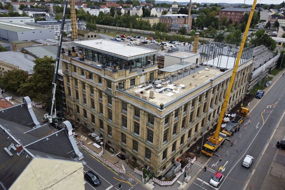 Das ehemalige Schleifmaschinenwerk in der Zwickauer Straße wird derzeit saniert. Bald soll hier wieder das Leben blühen.