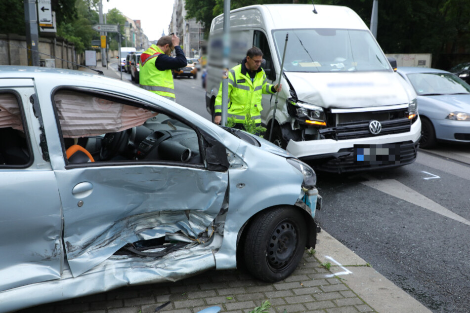 Der völlig zerbeulte Toyota Aygo auf dem Gehweg. Auf der Straße steht noch der weiße VW Crafter.