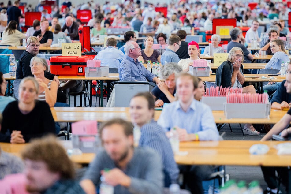 Die Wahlhelferinnen und Wahlhelfer werden unter anderem in den Hallen der Kölner Messe untergebracht.