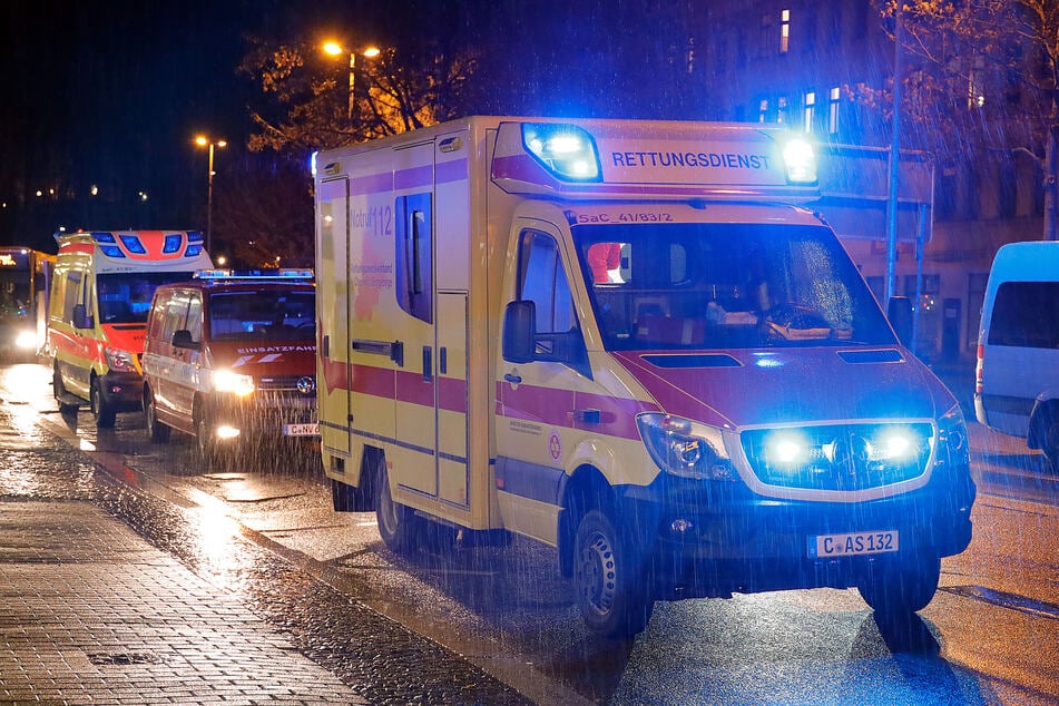 Mehrere Rettungskräfte waren am Freitagabend vor Ort und versorgten den verletzten Busfahrer.