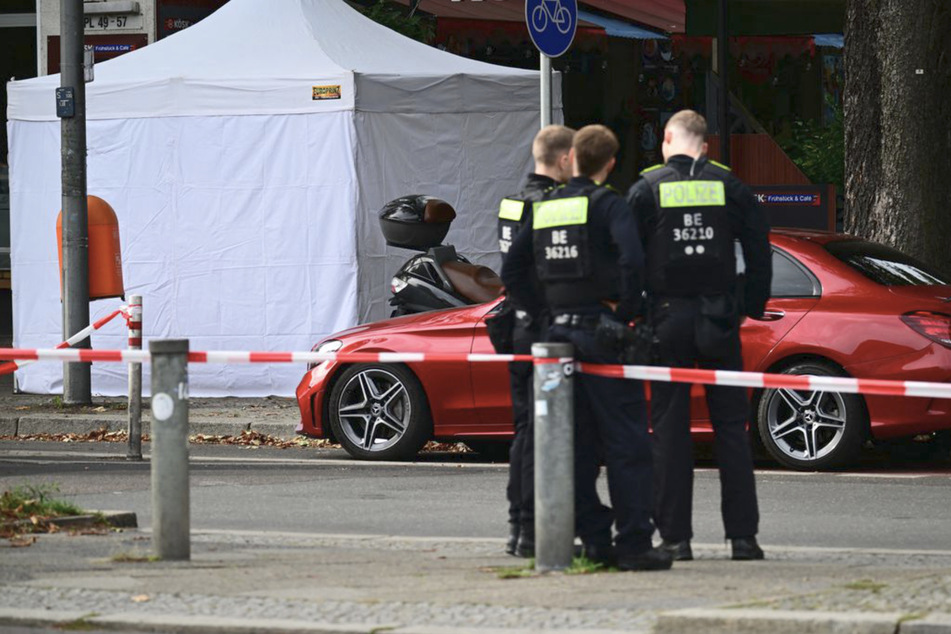 Die Polizei versuchte, den Mann noch wiederzubeleben.