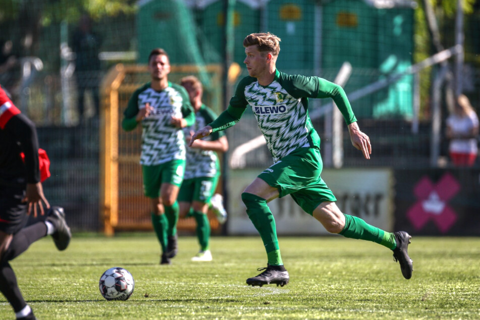Alexander Bury hat seinen Vertrag bei BSG Chemie Leipzig um ein weiteres Jahr verlängert.