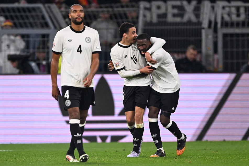 Deutschlands Spieler feiern sich für das clevere 2:0.