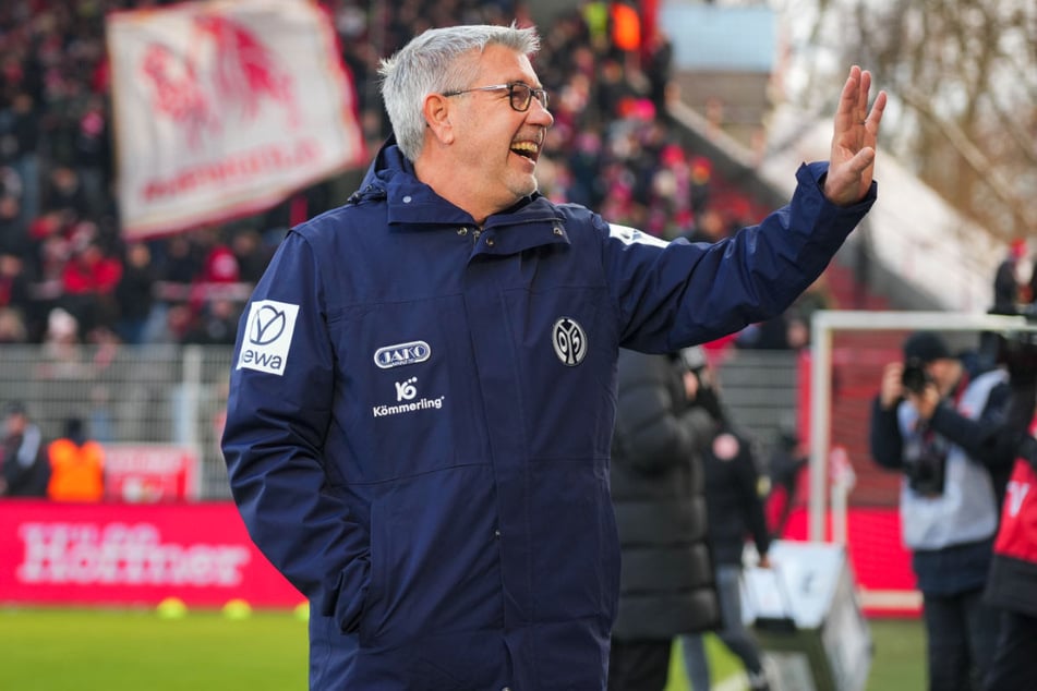 Urs Fischer ist erwartungsgemäß sehr herzlich von den Union-Fans begrüßt worden.