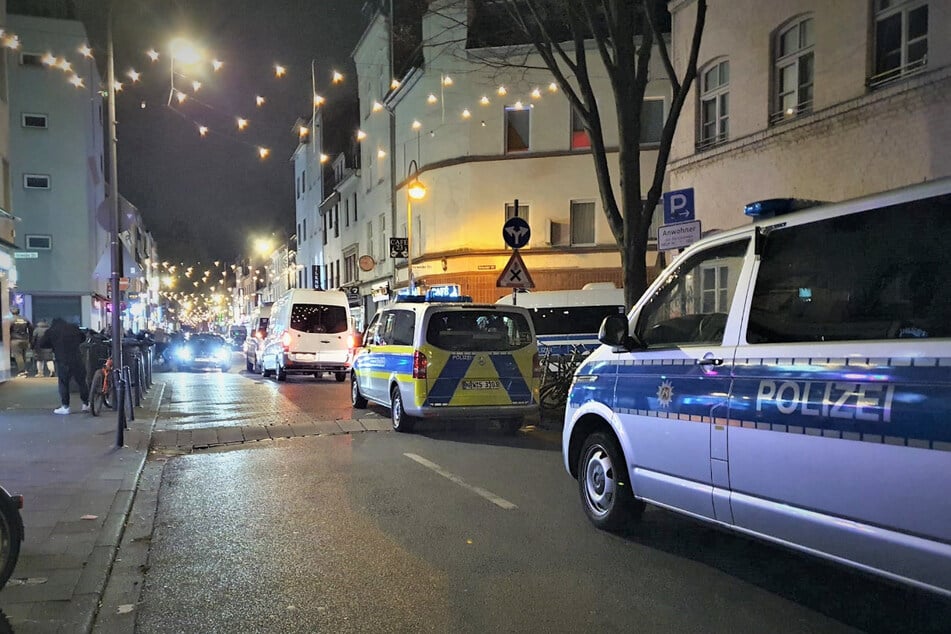 In der Keupstraße in Köln-Mülheim überprüften am Freitagabend rund 100 Polizisten gleich drei Cafés. Ein 24-Jähriger wurde festgenommen.